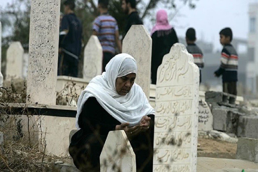 حكم زيارة القبور للنساء ..ين الترغيب والتنفير (تفاصيل)