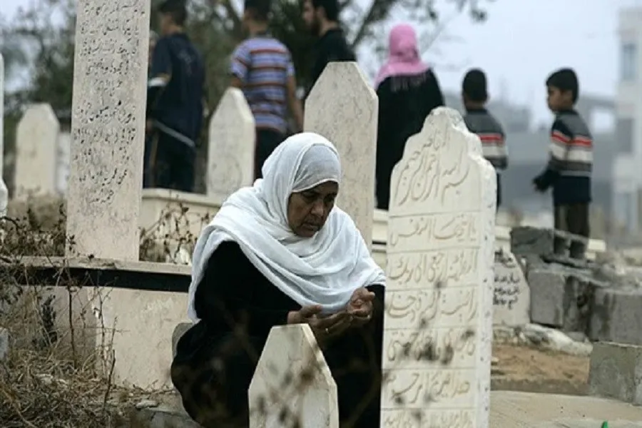 حكم زيارة القبور للنساء ..ين الترغيب والتنفير (تفاصيل)