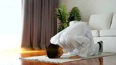 سنة الظهر القبلية: متصلة أم منفصلة؟ رحلة في أقوال الفقهاء وأدلة السنة