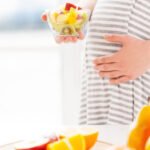 ماذا يجب أن تأكل المرأة الحامل.. دليلٌ شاملٌ للتغذية