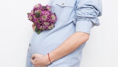 pregnant woman with bouquet 23 2147784960