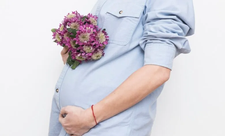 pregnant woman with bouquet 23 2147784960
