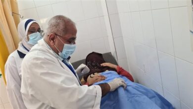 الكشف على 1014 مواطنا خلال قافلة طبية بقرية الإيمان بالبحيرة (صور)