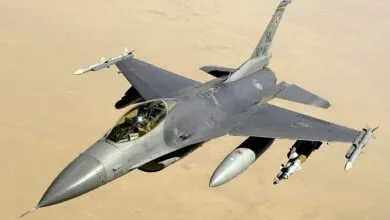 أسطورة السماء: F-16 المقاتلة متعددة المهام التي تسيطر على الأجواء