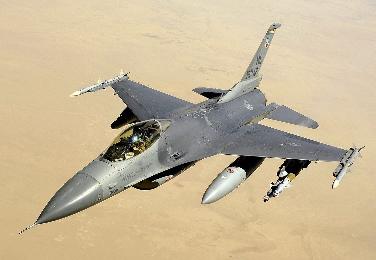 أسطورة السماء: F-16 المقاتلة متعددة المهام التي تسيطر على الأجواء