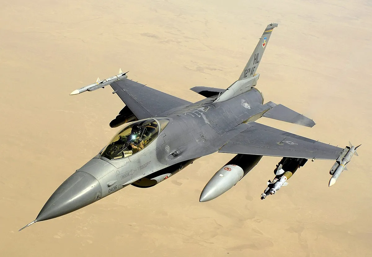أسطورة السماء: F-16 المقاتلة متعددة المهام التي تسيطر على الأجواء