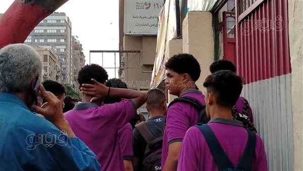 أولياء الأمور يرافقون أبناءهم إلى المدارس في أول يوم دراسي بالبحيرة (بث مباشر) أولياء الأمور يرافقون أبناءهم إلى المدارس في أول يوم دراسي بالبحيرة (بث مباشر)