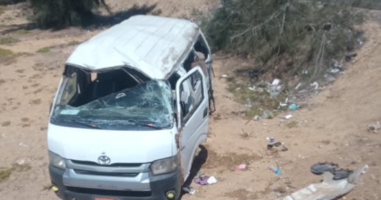 إصابة 4 اشخاص إثر انقلاب ميكروباص بالطريق الأوسطى إصابة 4 اشخاص إثر انقلاب ميكروباص بالطريق الأوسطى