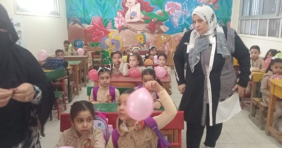 توزيع الحلوى والبالونات وعلم مصر على الأطفال فى أول يوم دراسة بكفر الشيخ.. فيديو توزيع الحلوى والبالونات وعلم مصر على الأطفال فى أول يوم دراسة بكفر الشيخ.. فيديو