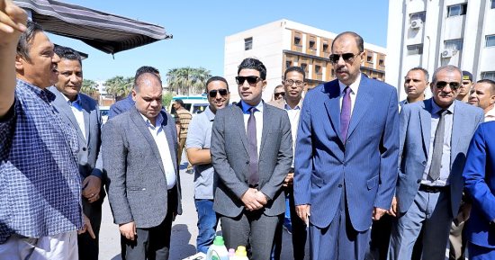 محافظ سوهاج يتفقد قافلة لبيع السلع الغذائية بأسعار مخفضة أمام الاستاد الرياضى محافظ سوهاج يتفقد قافلة لبيع السلع الغذائية بأسعار مخفضة أمام الاستاد الرياضى