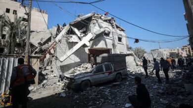 الاحتلال الإسرائيلي يقصف خيمة تؤوي نازحين بمدينة دير البلح وسط قطاع غزة