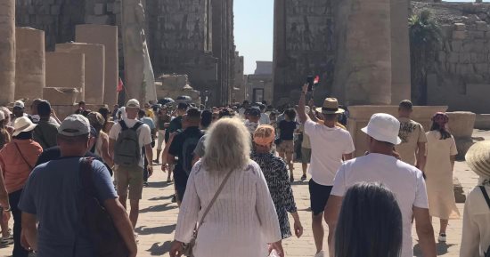 صورة اليوم.. إقبال الأفواج السياحية على معابد الأقصر مع تحسن حالة الطقس صورة اليوم.. إقبال الأفواج السياحية على معابد الأقصر مع تحسن حالة الطقس