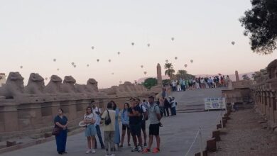 صورة اليوم.. سياح العالم يستمتعون بزيارة معابد الكرنك مع تحليق رحلات البالون الطائر