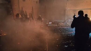 السيطرة على حريق اندلع داخل مخزن فى منطقة كرداسة.. صور