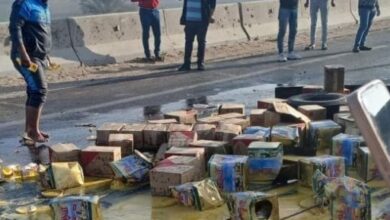 انقلاب سيارة نقل محملة بمواد غذائية بالطريق الإقليمى بالشرقية