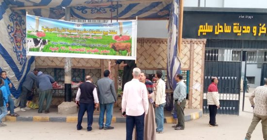 رئيس مركز ساحل سليم يفتتح منفذ بيع بأسعار مخفضة بالوحدة المحلية رئيس مركز ساحل سليم يفتتح منفذ بيع بأسعار مخفضة بالوحدة المحلية