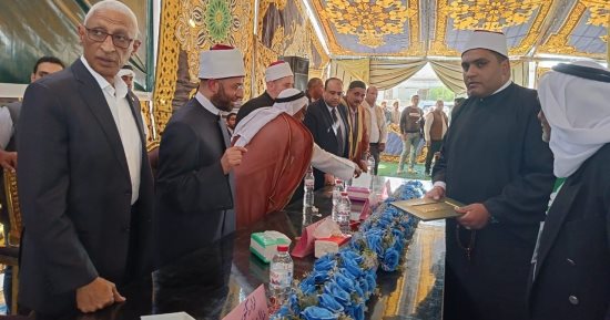 وزير الأوقاف يكرم إمام مسجد الروضة الناجى من حادث الإرهاب ويتعهد بدعم أبناء الشهداء وزير الأوقاف يكرم إمام مسجد الروضة الناجى من حادث الإرهاب ويتعهد بدعم أبناء الشهداء