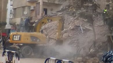 الاستعانة بلوادر لرفع ركام عقار العباسية المنهار لتسهيل عمليات البحث