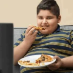 هل أصبحت الشاشات السبب الرئيسي للسمنة عند الأطفال؟ تقرير يحذر