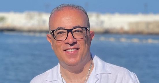 حاتم حافظ: "صفحة بيضا" يهتم بالعلاقات الاجتماعية أكثر من كونه عملاً تشويقيًا حاتم حافظ: "صفحة بيضا" يهتم بالعلاقات الاجتماعية أكثر من كونه عملاً تشويقيًا