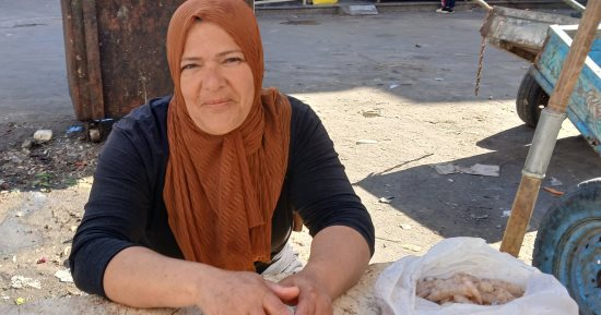 قصة كفاح أم إسلام.. 40 سنة تعمل فى تنظيف الأسماك بسوق رأس البر قصة كفاح أم إسلام.. 40 سنة تعمل فى تنظيف الأسماك بسوق رأس البر