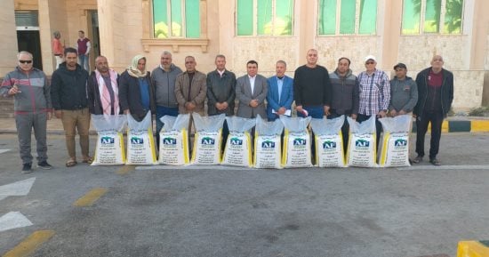 محافظ شمال سيناء يواصل دعم التنمية: توزيع شبكات ري وأسمدة على المزارعين محافظ شمال سيناء يواصل دعم التنمية: توزيع شبكات ري وأسمدة على المزارعين