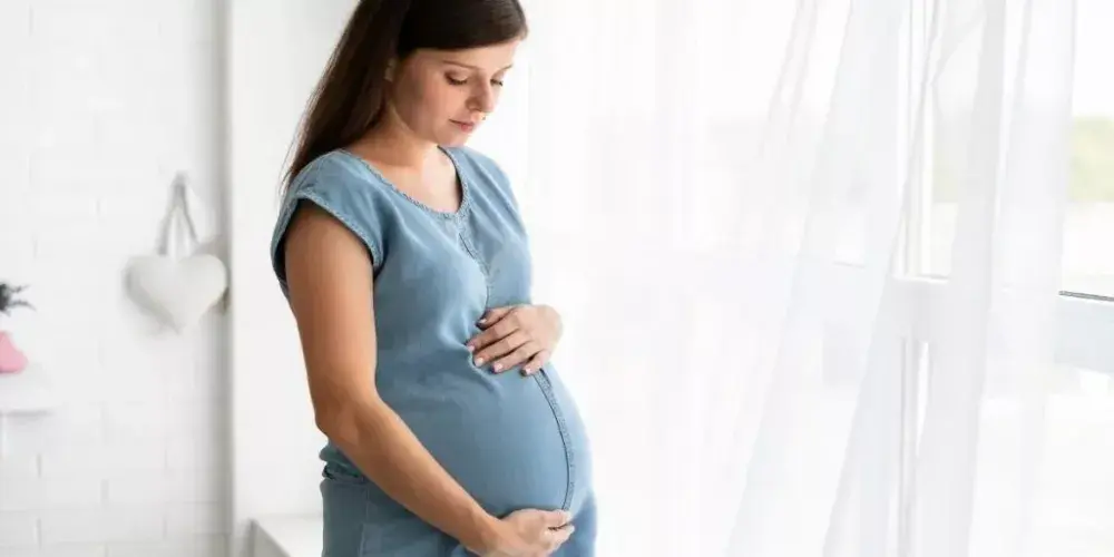 للحامل… 12 خطوة ذهبية لنمط حياة آمن وصحي في الأشهر الثلاثة الأولى