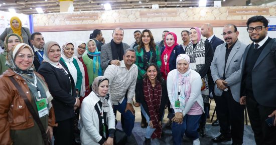 وزيرة التنمية المحلية تتفقد جناح تنمية الصعيد ومنصة "أيادى مصر" بمعرض تراثنا وزيرة التنمية المحلية تتفقد جناح تنمية الصعيد ومنصة "أيادى مصر" بمعرض تراثنا
