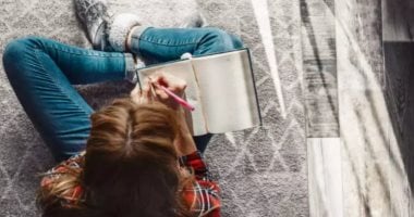 5 فوائد لكتابة يومياتك منها تعزيز صحتك النفسية وتخفيف التوتر 5 فوائد لكتابة يومياتك منها تعزيز صحتك النفسية وتخفيف التوتر