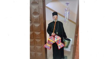 راعٍ كنسي يزين كنيسة الروم الأرثوذكس بدمياط بفوانيس رمضان احتفالًا بالشهر الكريم