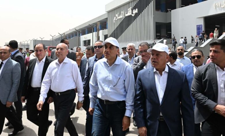 رئيس الوزراء يقطع خط سير جولته لتفقد موقف السلام النموذجي الجديد رئيس الوزراء يقطع خط سير جولته لتفقد موقف السلام النموذجي الجديد