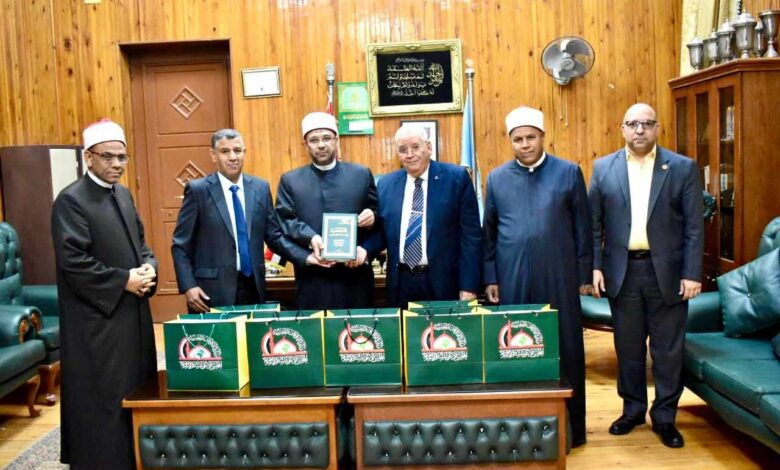 المجلس الأعلى للشئون الإسلامية يهدي كلية الشريعة والقانون مجموعة من الإصدارات المترجمة