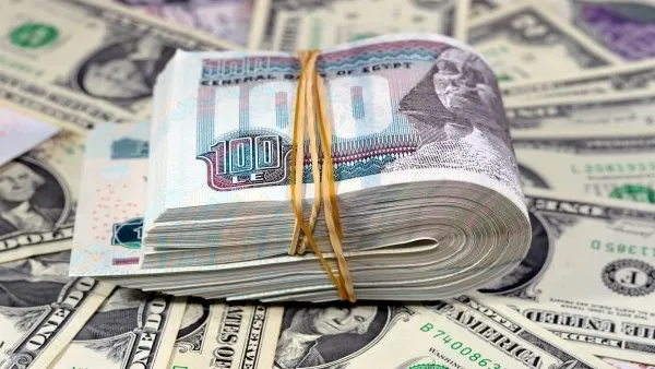 الدولار يترنح والذهب يتألق.. هل يشهد الاقتصاد العالمي موجة جديدة من التقلبات؟