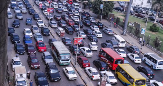 مقارنة شاملة بين السيارات الكهربائية والبنزين: أيهما يناسبك في 2025؟