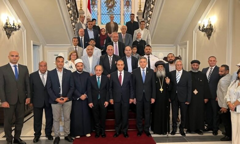 وزير الخارجية والهجرة يلتقي بأعضاء الجالية المصرية في اليونان وزير الخارجية والهجرة يلتقي بأعضاء الجالية المصرية في اليونان