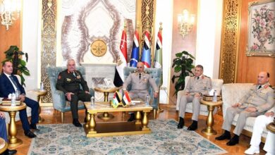 وزير الدفاع ورئيس الأركان يبحثان مع نظيرهما الأردني التعاون العسكري والمستجدات الإقليمية