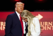 في مراسم تأبين ضخمة… ترمب يصف كيرك بـ«عملاق جيله» وأرملته «تُسامح» قاتله
