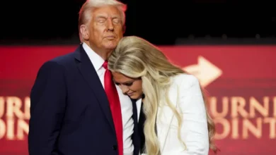 في مراسم تأبين ضخمة… ترمب يصف كيرك بـ«عملاق جيله» وأرملته «تُسامح» قاتله