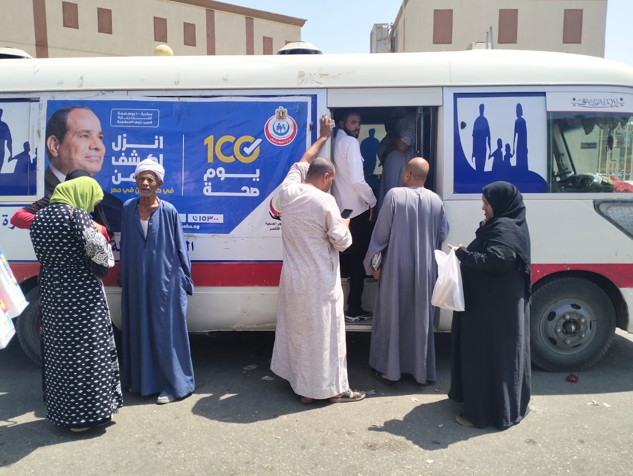 فحص المواطنين ضمن حملة الـ100 يوم الصحية بالأقصر