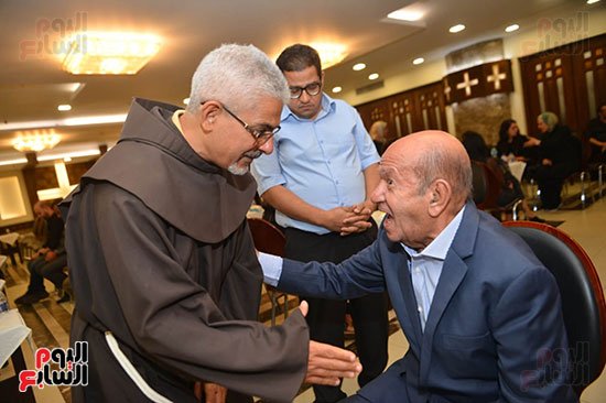 بطرس دانيال يصافح لطفي بب بطرس دانيال يصافح لطفي بب