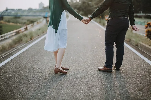 أكثر الكلمات التي تثير المرأة أثناء العلاقة: دليل محترم للتواصل العاطفي واللفظي