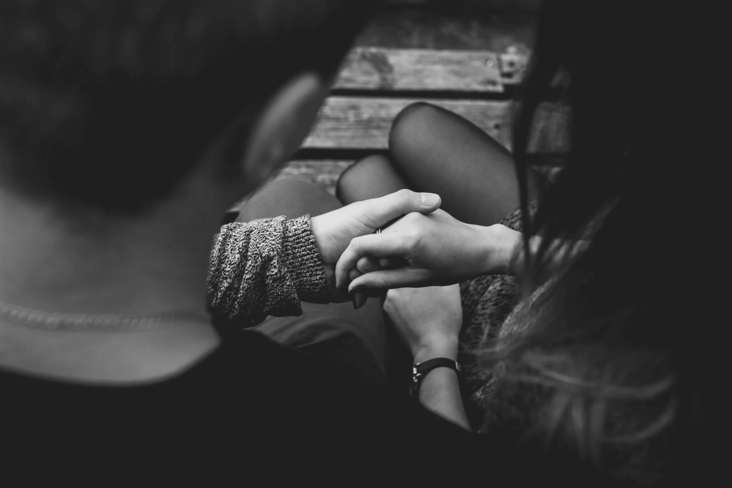 يحبك ولا يعترف.. كيف تكتشف مشاعر من يخفي الحب خلف الصمت؟