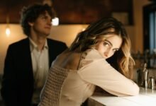 لماذا ينجذب الرجل لامرأة دون غيرها