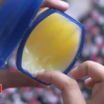 أضرار الفازلين للمناطق الحساسة.. حقيقة الاستخدام  بين الترطيب والتفتيح والمخاطر