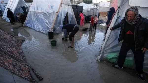 أمطار غزيرة تفاقم مأساة النازحين في غزة وتغرق خيام الإيواء