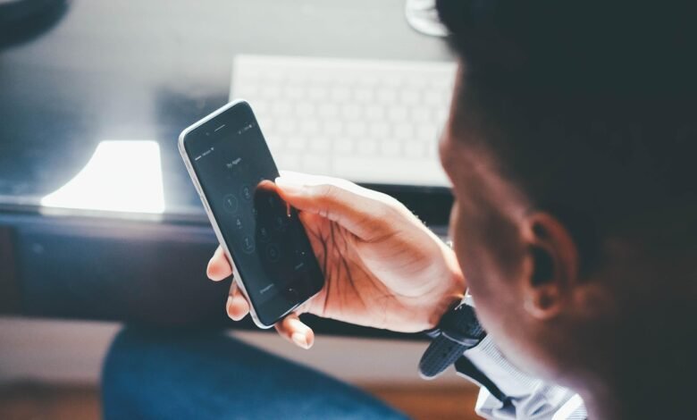 ماذا يحدث للرجل عندما يثار بالكلام عبر الهاتف