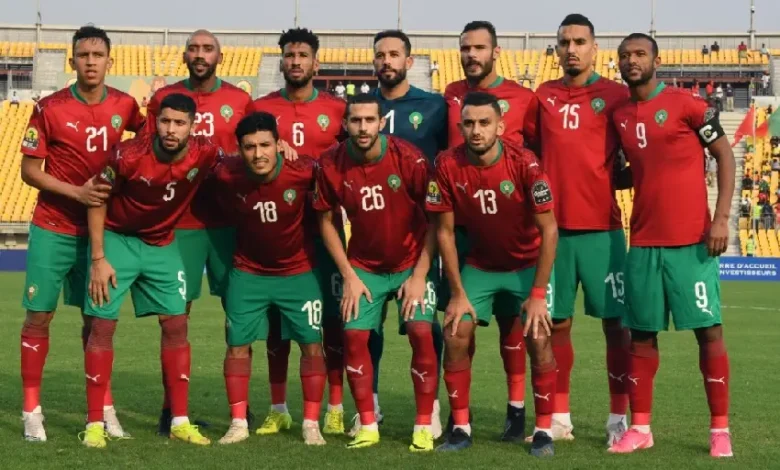 تشهد أخبار الرياضة العربية زخمًا لافتًا في المتابعة خلال الفترة الحالية، مع تلاحق المباريات الحاسمة في البطولات المحلية والقارية، وارتفاع وتيرة المنافسة بين الأندية والمنتخبات. هذا الحراك الرياضي المتواصل جعل المشهد العربي حاضرًا بقوة على منصات البحث، في ظل ترقّب جماهيري واسع لكل جديد. في هذا التقرير من المفيد نيوز، نرصد أبرز ملامح المشهد الرياضي العربي، وأسباب تصاعد الاهتمام، وأهم التطورات التي تشغل المتابعين. لماذا تتصدر أخبار الرياضة العربية الاهتمام الآن؟ يعود تصاعد الاهتمام إلى تزامن عدة عوامل مؤثرة، من بينها ضغط جدول المباريات، وتقارب مستويات المنافسة، واشتداد الصراع على الصدارة في أكثر من دوري. كما أسهمت نتائج غير متوقعة لبعض المواجهات في زيادة الجدل والتحليل، ما انعكس مباشرة على حجم البحث والمتابعة. سخونة الدوريات المحلية تشهد الدوريات العربية منافسة قوية على القمة، مع تقارب النقاط بين فرق الصدارة، وتبدّل المراكز بشكل متكرر. هذا التقارب رفع من قيمة كل مباراة، وجعل حسابات الفوز والخسارة أكثر تعقيدًا، خاصة مع دخول المراحل الحاسمة من الموسم. الحضور القاري وتأثيره الأندية العربية تواصل سعيها لإثبات الحضور على الساحة القارية، حيث تحظى المشاركات الخارجية بمتابعة خاصة من الجماهير. الأداء في هذه البطولات لا يحدد فقط مسار الفرق، بل يؤثر أيضًا على تصنيف الكرة العربية وصورتها التنافسية. المنتخبات العربية والاستعداد للاستحقاقات المقبلة على مستوى المنتخبات، تتجه الأنظار إلى مراحل الإعداد للاستحقاقات القادمة، سواء عبر معسكرات تدريبية أو مباريات ودية. التركيز ينصب على تقييم العناصر الشابة، وتجربة خطط فنية جديدة، بهدف تحقيق أفضل جاهزية ممكنة. انتقالات اللاعبين تشعل الجدل ملف الانتقالات لا يقل سخونة عن المباريات، حيث تتابع الجماهير أخبار التعاقدات والرحيل باهتمام كبير. كل صفقة جديدة تفتح باب التوقعات حول تأثيرها الفني، وقدرتها على تغيير موازين القوى داخل المنافسات المحلية. تفاعل جماهيري واسع منصات التواصل الاجتماعي تشهد تفاعلًا متزايدًا مع أخبار الرياضة العربية، بين تحليلات فنية، وتوقعات للنتائج، ونقاشات حول أداء الحكام والمدربين. هذا التفاعل المستمر يساهم في إبقاء الأخبار الرياضية ضمن دائرة الاهتمام اليومي. أبعاد اقتصادية وإعلامية لم تعد الرياضة العربية مجرد منافسة داخل الملعب، بل باتت صناعة متكاملة تشمل حقوق بث، ورعايات، واستثمارات متنامية. هذا البعد الاقتصادي أضاف طبقة جديدة من الاهتمام الإعلامي، وربط الأخبار الرياضية بقرارات إدارية واستراتيجية مؤثرة. لماذا يستمر زخم المتابعة؟ استمرار الزخم يعود إلى طبيعة المنافسة نفسها، حيث لا تزال النتائج مفتوحة على جميع الاحتمالات، مع تقارب المستويات وتعدد البطولات. كل جولة تحمل جديدًا، وكل مباراة قد تغيّر شكل المنافسة. خاتمة أخبار الرياضة العربية