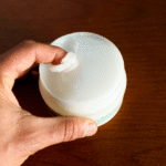 الفازلين والمناطق الداكنة بعد الشمع… هل فعلاً يفتح البشرة؟ الحقيقة كاملة!