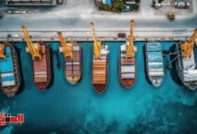 تداول الحاويات في الميناء