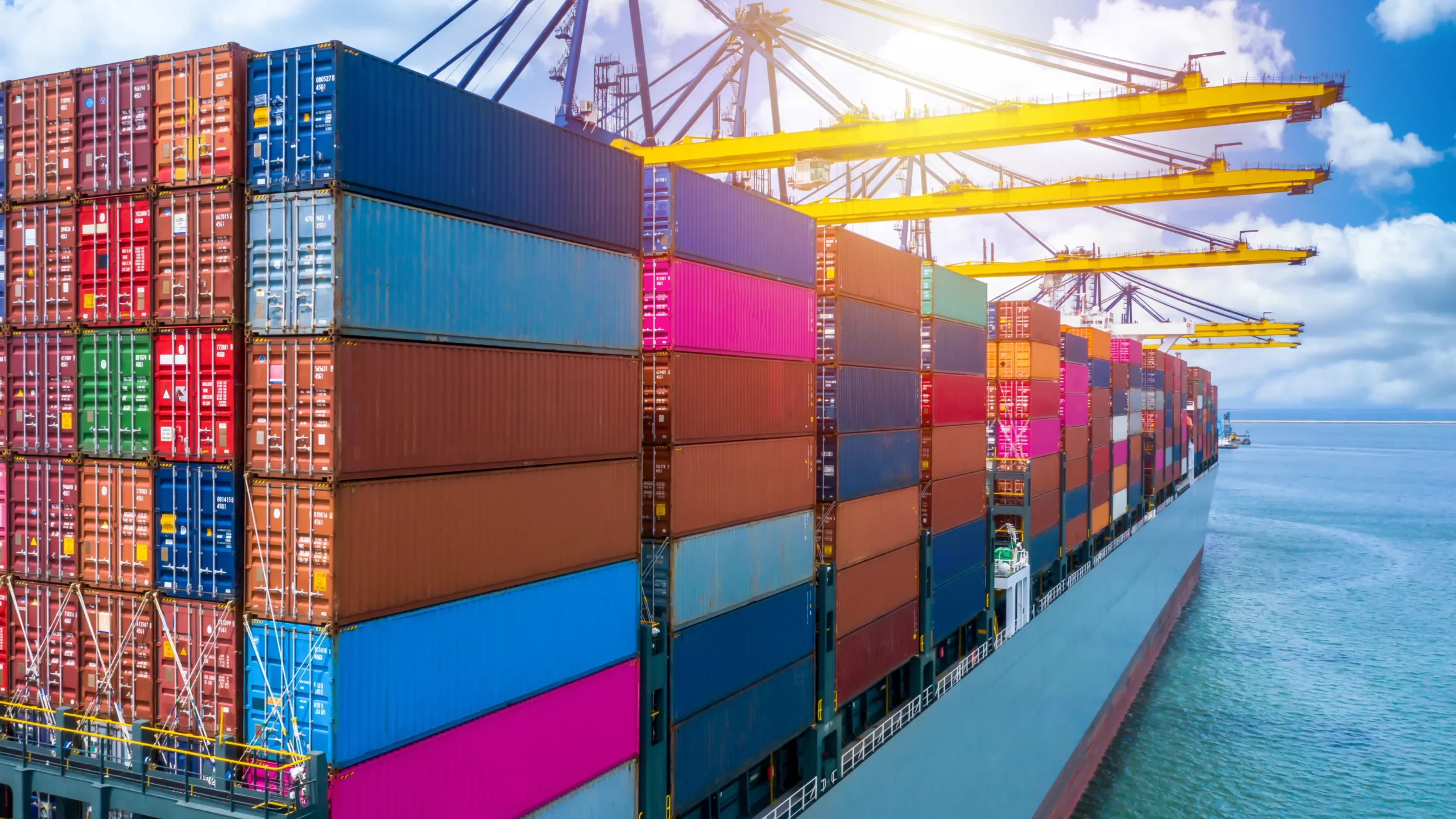 «سعر شحن حاوية 20 قدم».. كم التكلفة الفعلية وما العوامل التي تتحكم في السعر؟ 🚢